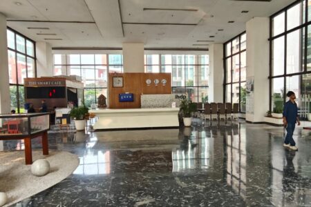 Flexible coworking workspace for startups and professionals in Noida Expressway