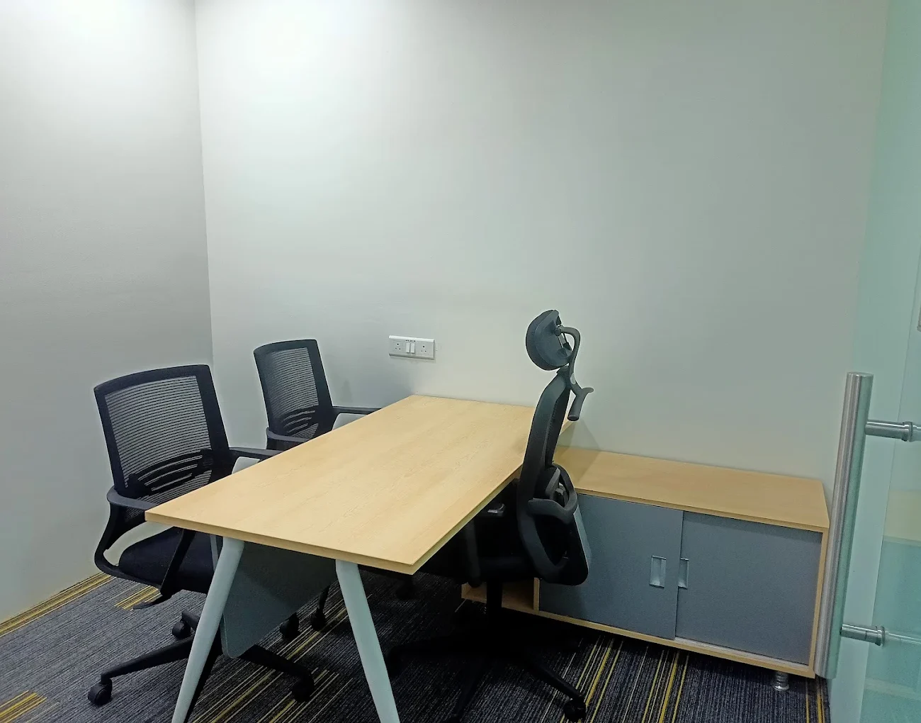 Modern coworking space at EFC Trapezoid IT Park, Sector 62 Noida with premium office cabins, meeting rooms, and collaborative work areas.